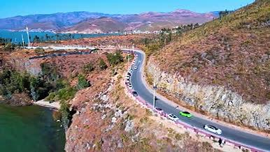 大理洱海盘山公路旅游观光车流自驾游视频的预览图